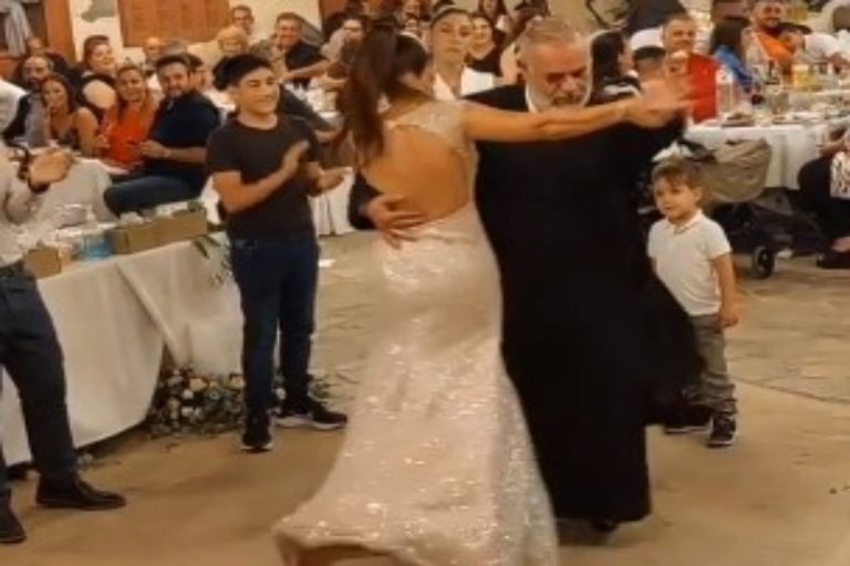 Κρήτη: «Όταν ο πάτερ του χωριού είναι μερακλής» – Χόρεψε σούστα και έγινε viral [βίντεο]