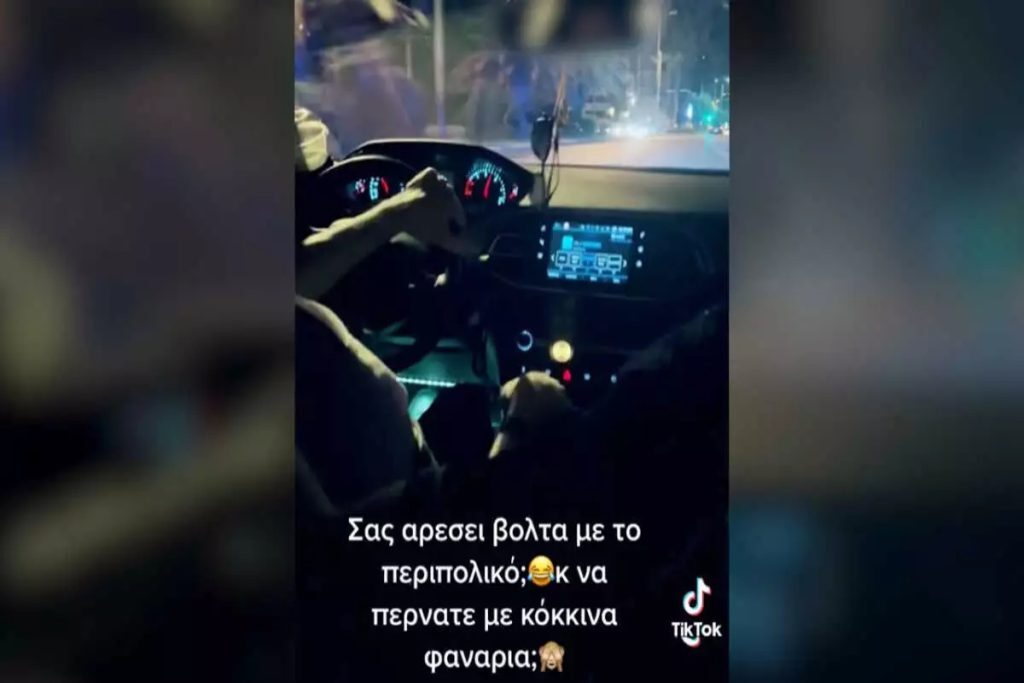 Σε διαθεσιμότητα οι αστυνομικοί που έτρεχαν με γυναίκες στο περιπολικό και παραβίασαν κόκκινο φανάρι