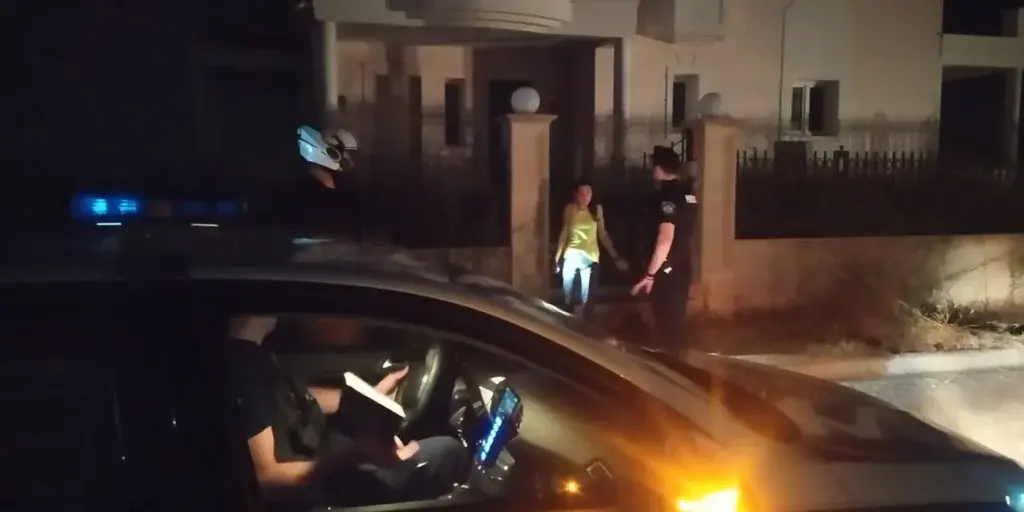 Φωτιά στην Πεντέλη: Αστυνομικοί πόρτα-πόρτα βοηθούν πολίτες και εκκενώνουν οικισμούς