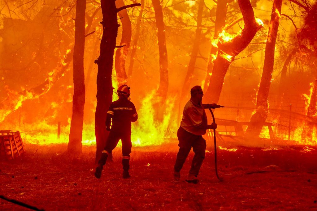 Φωτιά στη Λέσβο: Υπό έλεγχο το μέτωπο στον Σταυρό, μάχη στο μέτωπο των Βατερών