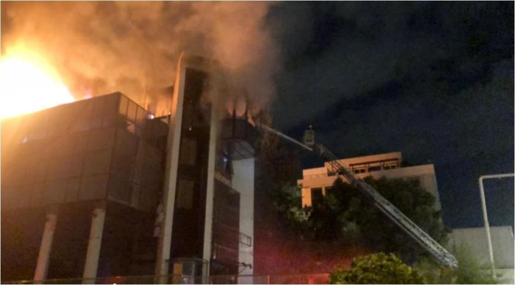 Επίθεση στον REAL: Δύο μαυροφορεμένους κουκουλοφόρους κατέγραψαν οι κάμερες