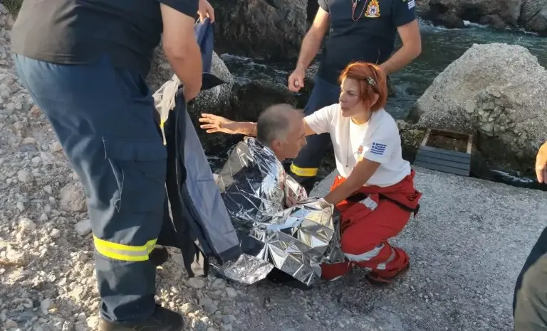 Συντριβή ελικοπτέρου στη Σάμο: «Μια ριπή ανέμου μας έφερε τούμπα» λέει ο πρώτος που σώθηκε – Δύο οι νεκροί
