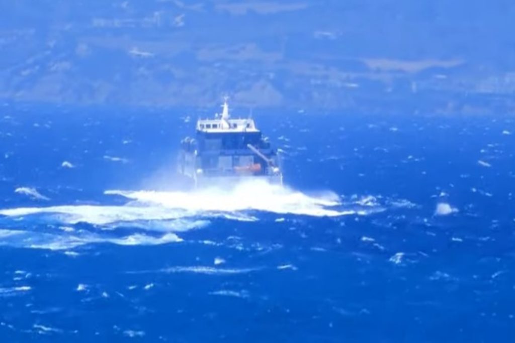 Η μάχη του Sifnos Jet με τα ανεμοδαρμένα κύματα – Εντυπωσιακές εικόνες από τους ελιγμούς του καπετάν