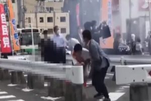 Σίνζο Άμπε: Νέο σοκαριστικό βίντεο από τη στιγμή της στυγνής δολοφονίας - Ο πρώην πρωθυπουργός της Ιαπωνίας πέφτει νεκρός [βίντεο]