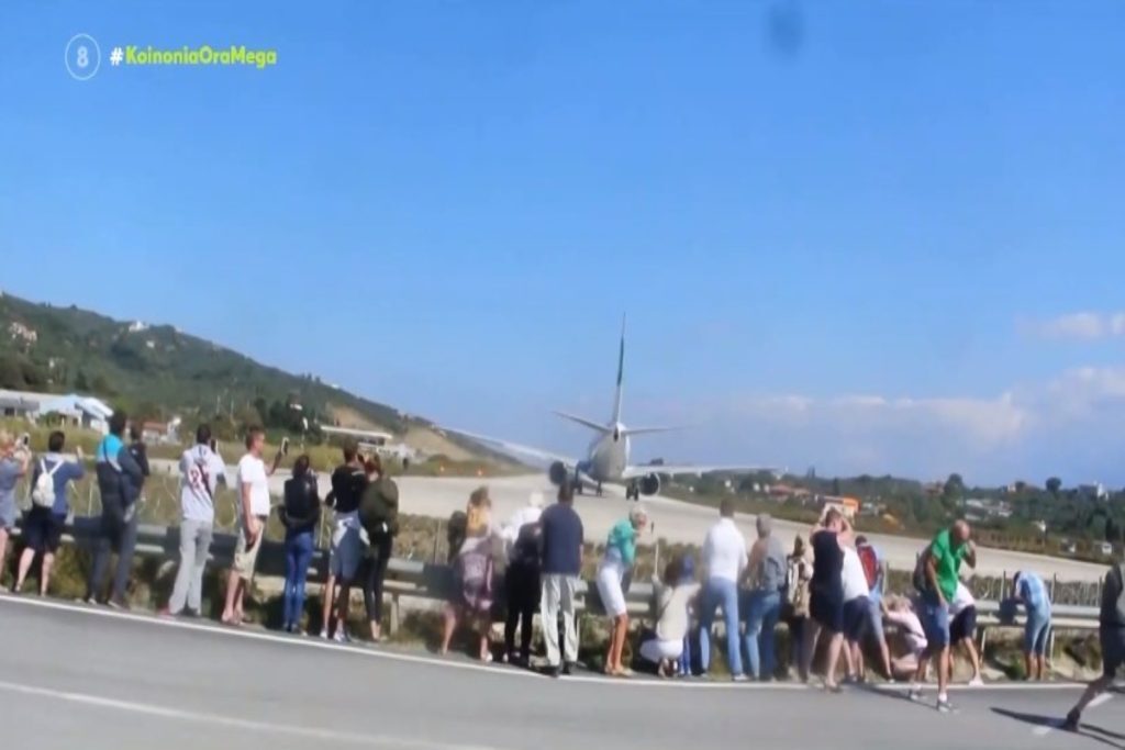 Σκιάθος: Με κρανιοεγκεφαλικές κακώσεις η γυναίκα που εκσφενδονίστηκε από τουρμπίνα αεροπλάνου στο αεροδρόμιο [βίντεο]