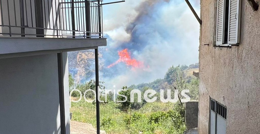 Φωτιά στην Ηλεία: Εκτός ελέγχου η πυρκαγιά – Τραυματίστηκαν τρεις πυροσβέστες – Μήνυμα α