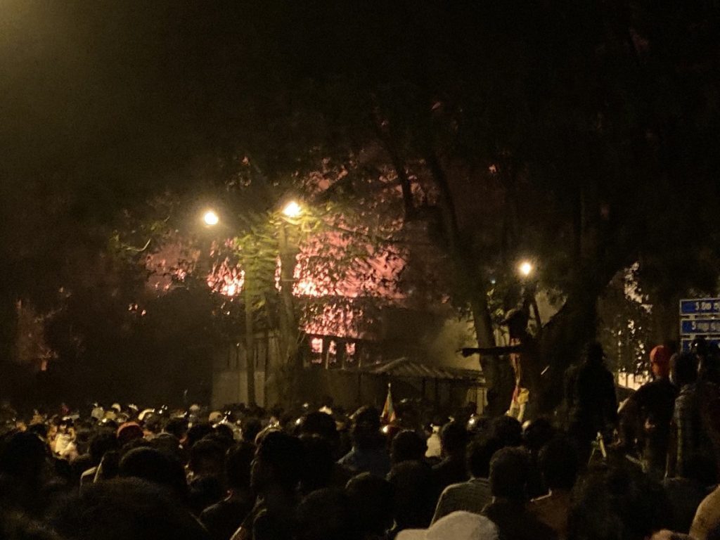 Σρι Λάνκα: Οι διαδηλωτές έβαλαν φωτιά στην πρωθυπουργική κατοικία