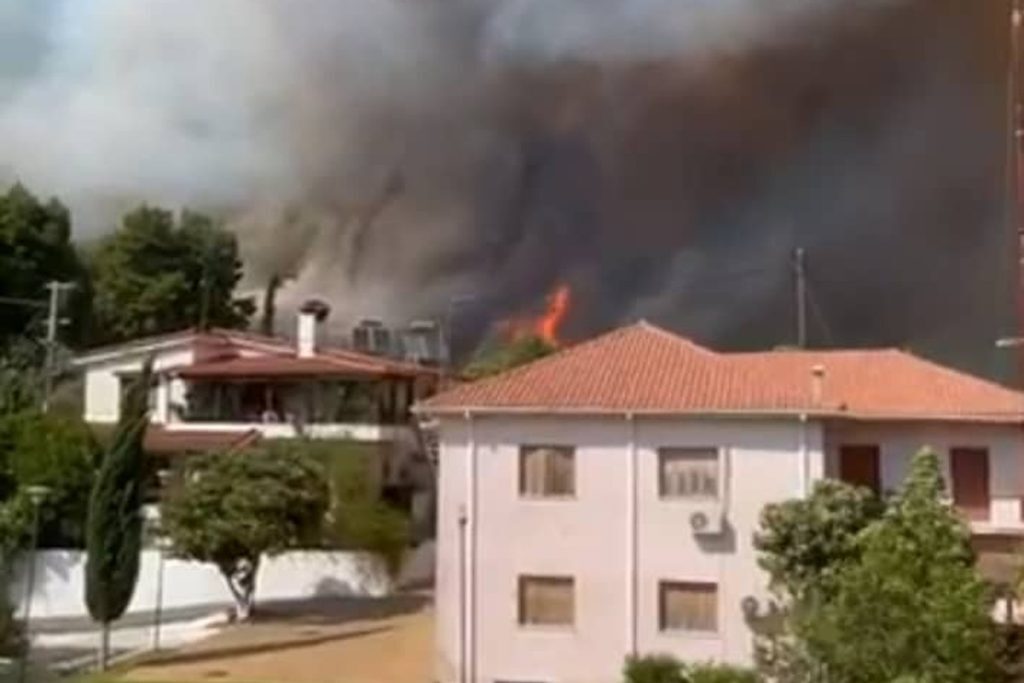 Μεγάλη φωτιά στα Μακρίσια στην Ηλεία: Εκκενώνεται η κατασκήνωση στη Φρίξα – Καίγονται σπίτια σ