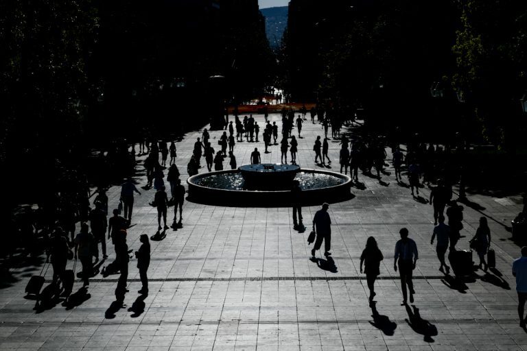 Καιρός: Μικρή άνοδος της θερμοκρασίας και ισχυροί άνεμοι – Αυξημένος κίνδυνος για νέες πυρκαγιές