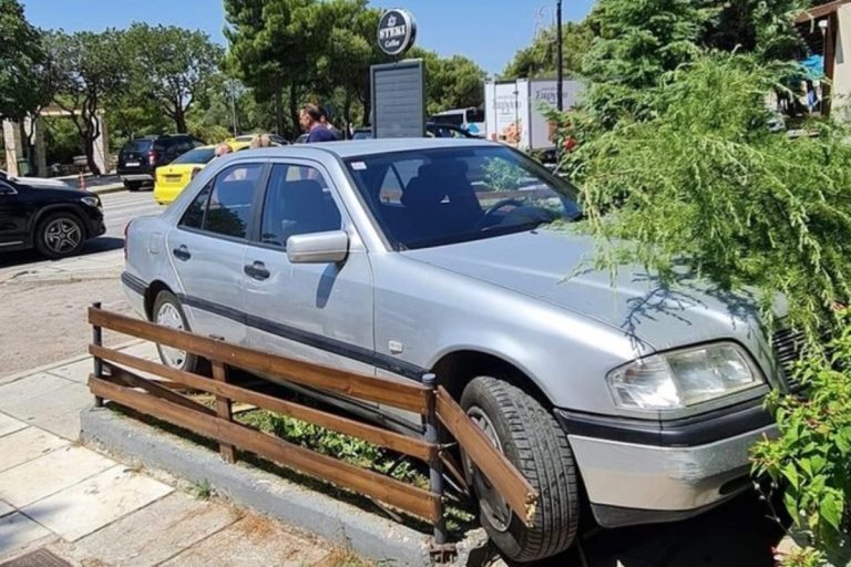 ΙΧ «μπούκαρε» σε καφετέρια στους Θρακομακεδόνες – Δείτε εικόνες