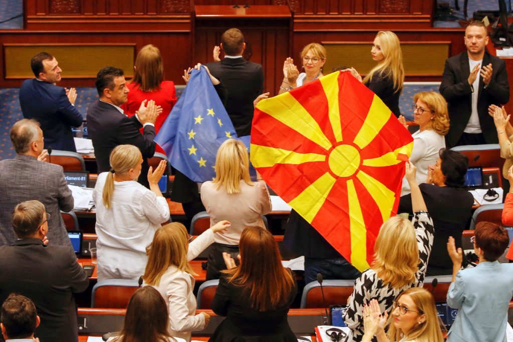Βόρεια Μακεδονία: H Βουλή ενέκρινε τον συμβιβασμό με τη Βουλγαρία – Τι σημαίνει η απόφαση – Χαιρετίζουν ΕΕ και ΗΠΑ