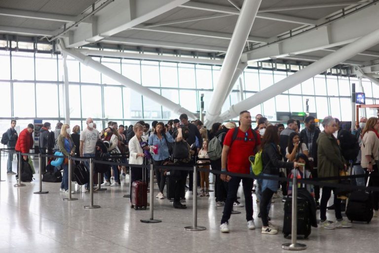 Βρετανία: Εκατοντάδες ακυρώσεις πτήσεων – Χάος στα αεροδρόμια – Τι ισχύει για τις πτήσεις προς Ελλάδα