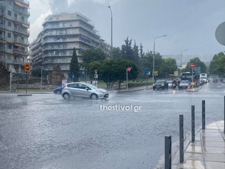 Καιρός: Καταιγίδα-εξπρές «χτύπησε» τη Θεσσαλονίκη – Πώς θα κινηθεί η κακοκαιρία