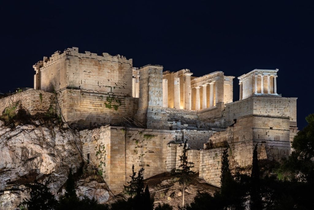 Ακρόπολη: Έτοιμο το σχέδιο διάσωσης των τειχών στον Ιερό Βράχο