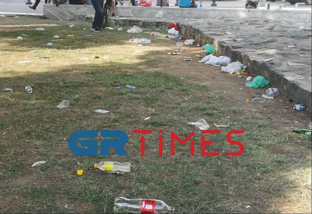 Θεσσαλονίκη: Γέμισαν με σκουπίδια τον Λευκό Πύργο οι οπαδοί της Μακάμπι