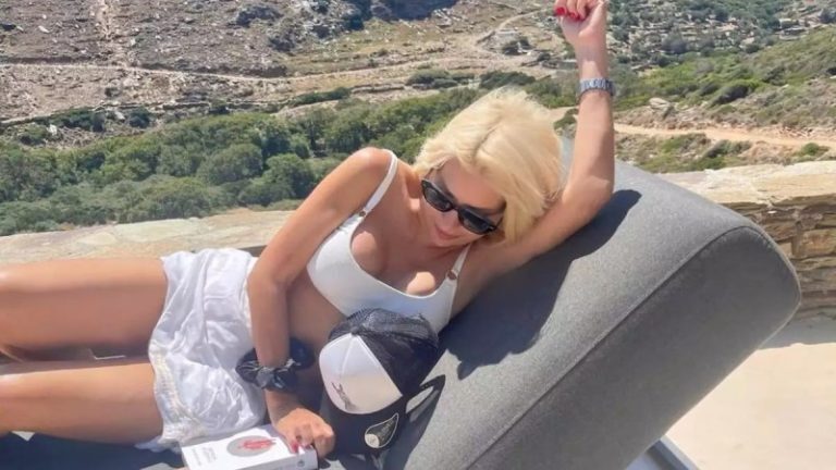 Ελένη Μενεγάκη: Εικόνες με μαγιό και κυτταρίτιδα – Το πραγματικό της σώμα στα 52