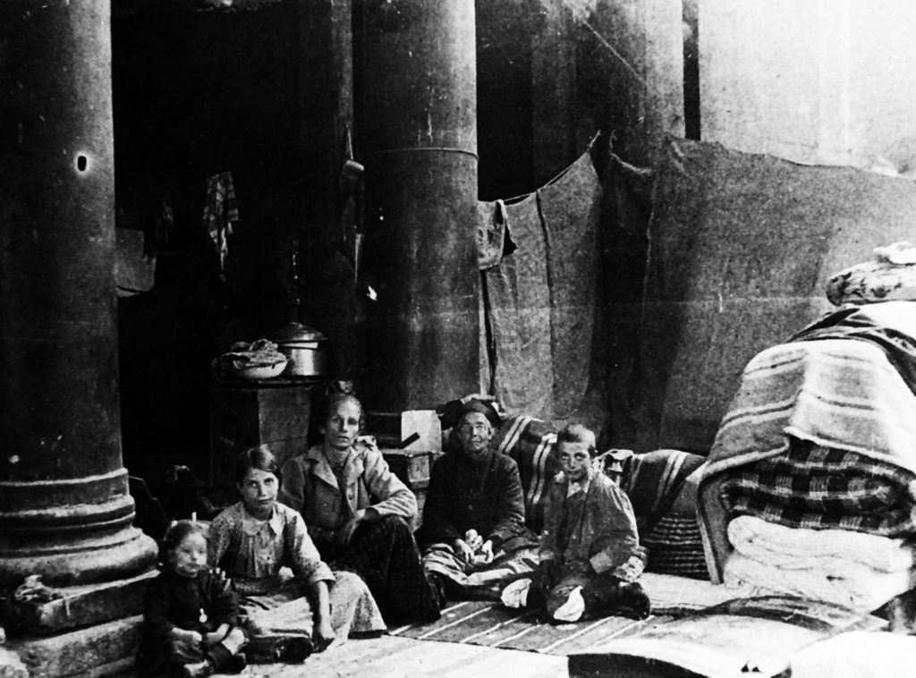 Σμύρνη 100 χρόνια μετά: 26 συγγραφείς στον Ε.Τ. για τη Μικρασιατική Καταστροφή – Τετάρτη (24/8