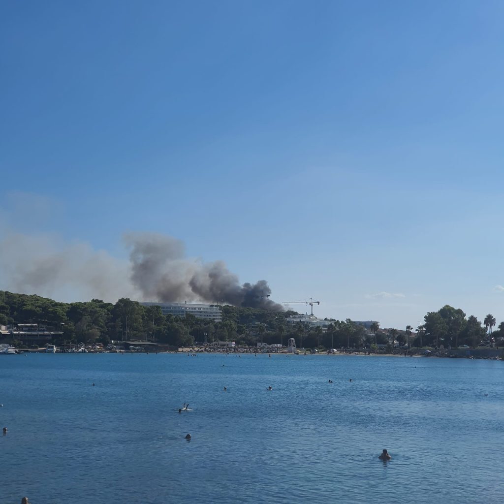 Φωτιά τώρα στον Αστέρα Βουλιαγμένης– Επιχειρούν επίγειες δυνάμεις