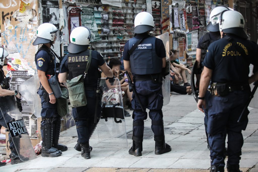 Μετρό – Εξάρχεια: Νέα ένταση και προσαγωγές – Πέταξαν αβγά και ντομάτες στα ΜΑΤ
