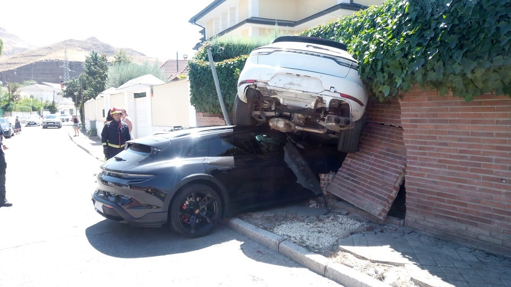 Porsche Taycan καρφώνει Macan σε τοίχο!