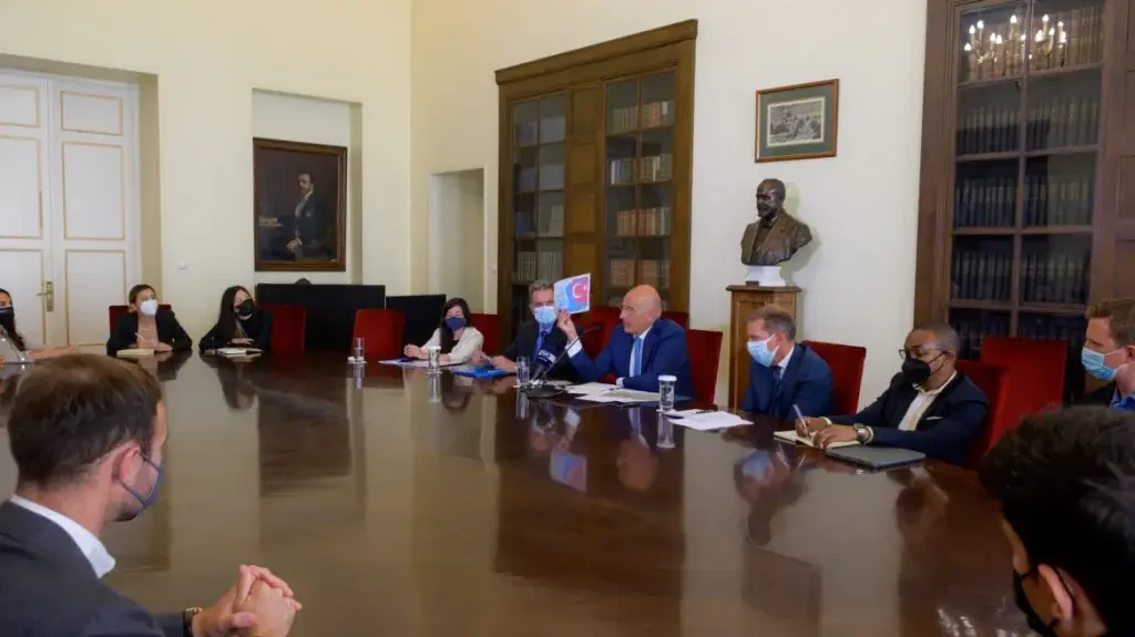 Δένδιας: Έδειξε χάρτη των τουρκικών προκλήσεων σε απόφοιτους και φοιτητές του Χάρβαρντ