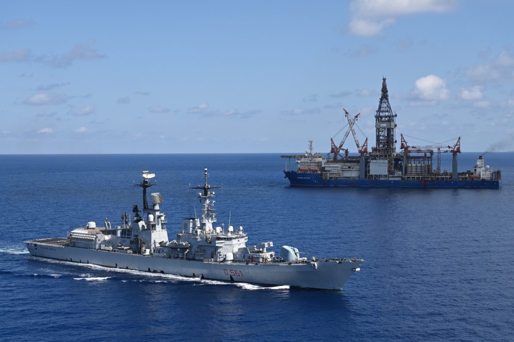 Iταλικό πολεμικό πλοίο κοντά στο γεωτρύπανο της ΕΝΙ στο οικόπεδο 6 της κυπριακής ΑΟΖ