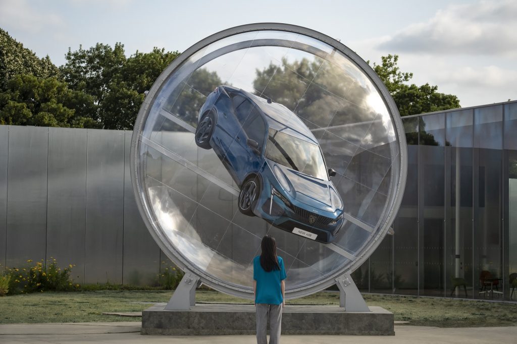 Το Peugeot 408 μέσα σε μία …σφαίρα