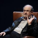 Σαλμάν Ρουσντί: Κυνική ομολογία από τον δράστη της επίθεσης – «Εξεπλάγην που τελικά επέζησε, δεν τον συμπαθώ»