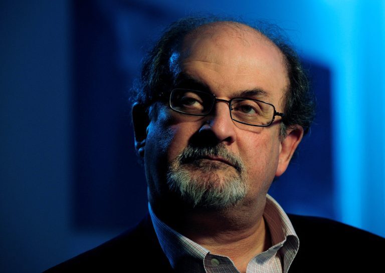 Ποιος είναι ο συγγραφέας Σαλμάν Ρούσντι που μαχαίρωσαν στη Νέα Υόρκη