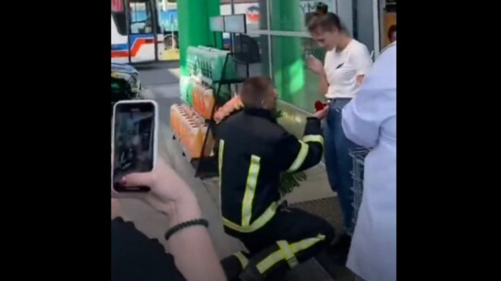 Viral: Ουκρανός διασώστης κάνει πρόταση γάμου στην αγαπημένη του την ώρα που ηχούν οι σειρήνες του π
