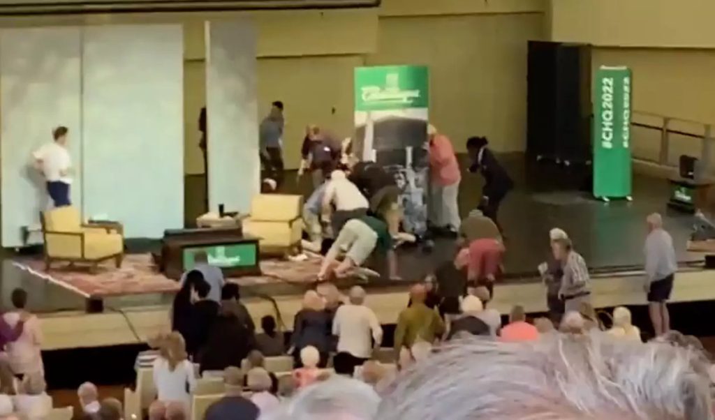 Μαχαίρωσαν τον συγγραφέα Σαλμάν Ρούσντι σε εκδήλωση στη Νέα Υόρκη