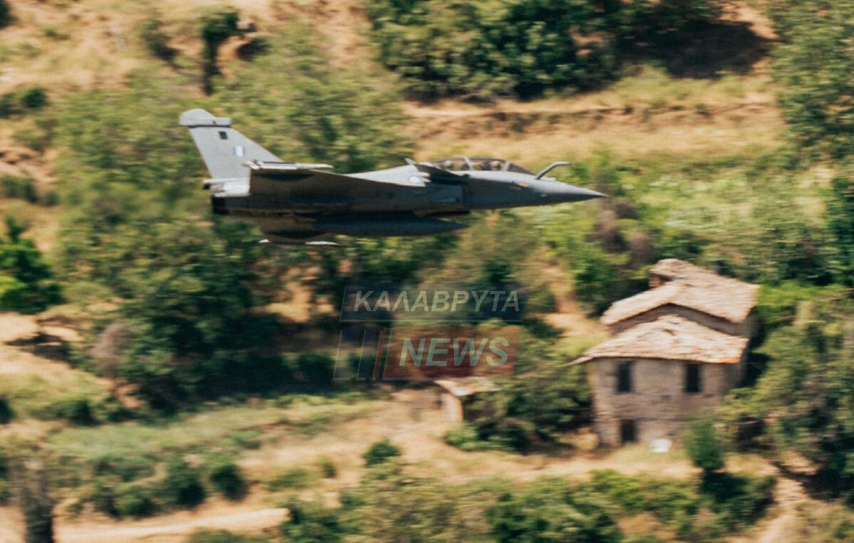 Εντυπωσιακές εικόνες με τα Ελληνικά Rafale: Ακούμπησαν στέγες στη Ζαχλωρού