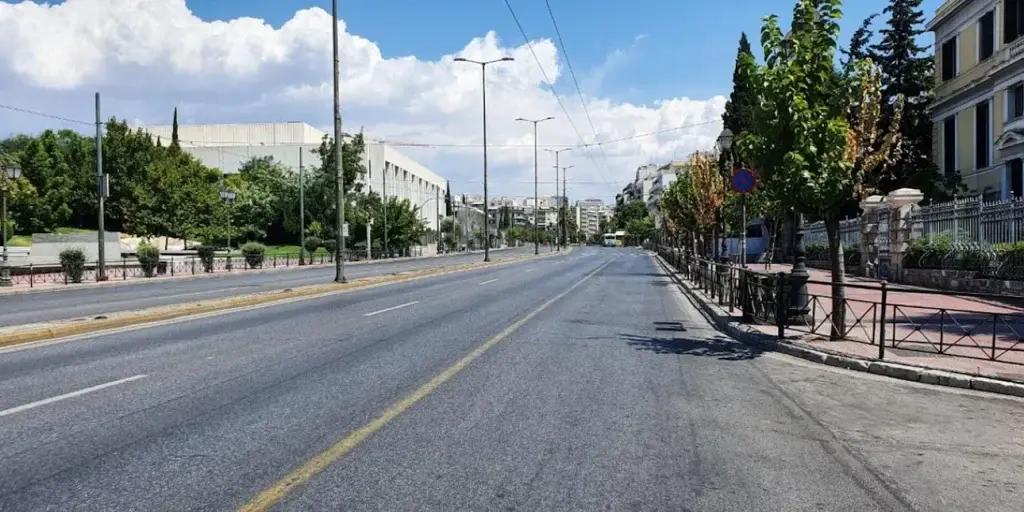 Αθήνα: Έρημο τοπίο λόγω Δεκαπενταύγουστου [εικόνες]