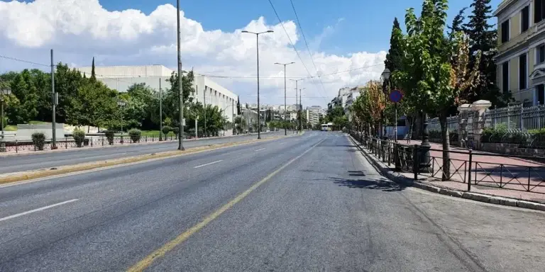 Αθήνα: Έρημο τοπίο λόγω Δεκαπενταύγουστου [εικόνες]