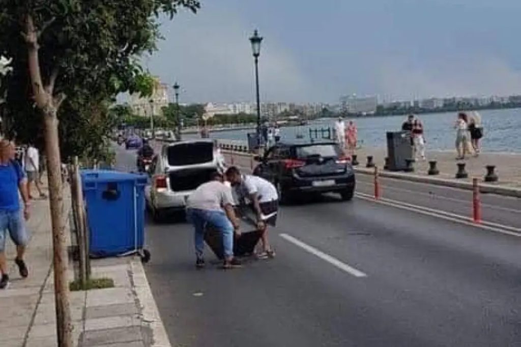 Θεσσαλονίκη: Θρασύτατοι ληστές έκλεψαν χρηματοκιβώτιο μέρα μεσημέρι και τους έπεσε στο δρόμο!