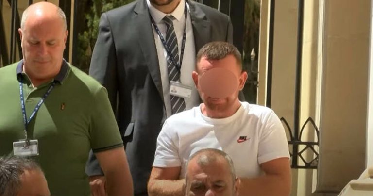 Διπλό φονικό στην Αίγινα: Ψάχνουν χρήματα και συνεργούς