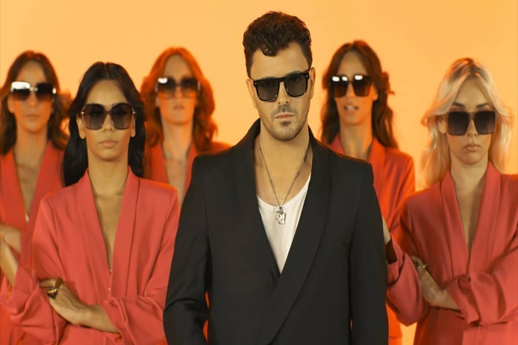Νίκος Δούρος: Εντυπωσιάζει το νideoclip του νέου του τραγουδιού [βίντεο]
