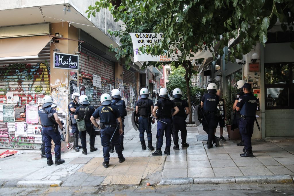 Εξάρχεια: Μετατράπηκαν σε συλλήψεις δύο από τις 32 προσαγωγές