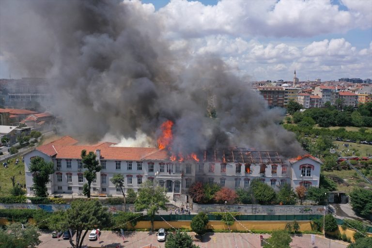 Φωτιά στο ελληνικό νοσοκομείο στην Κωνσταντινούπολη: Δραματικές εικόνες από την εκκένωση – Μεγάλες οι καταστροφές