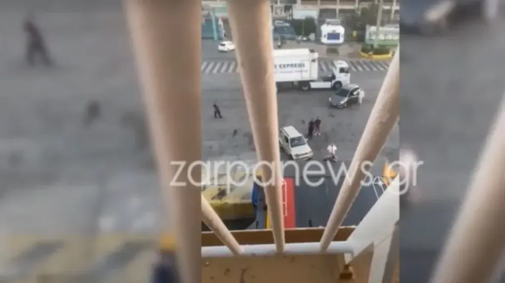 Λιμάνι Πειραιά: Επιβάτης κρεμάστηκε από τον καταπέλτη για να μπει στο πλοίο! [βίντεο]