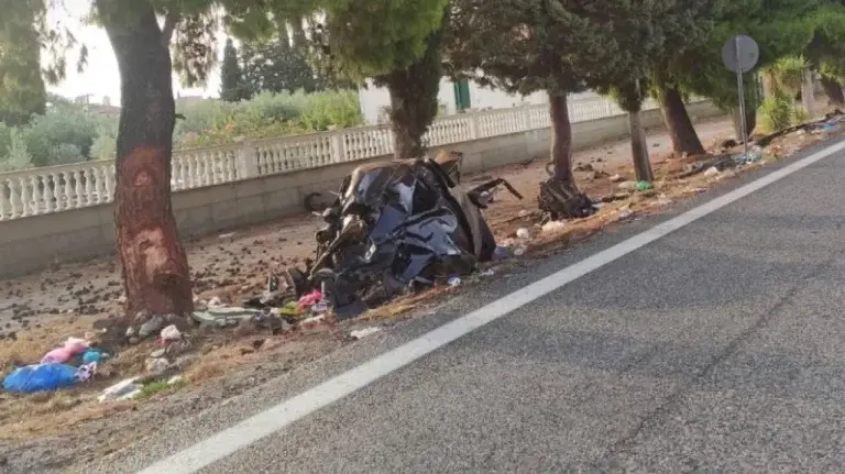 Τραγωδία στο Γαλαξίδι: I.X. προσέκρουσε σε δέντρο – Νεκροί μια 21χρονη και ένας 24χρονος
