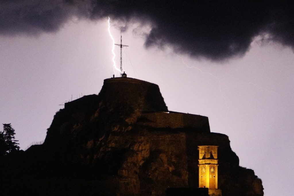 Καιρός: Απόκοσμες εικόνες από την Ήπειρο με συνεχείς αστραπές να σχίζουν τον ουρανό