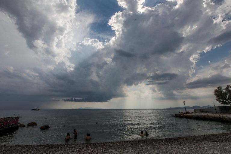 Καιρός: Τριήμερο με καλοκαιρία – Βροχές, κρύο και χιόνια από Τρίτη