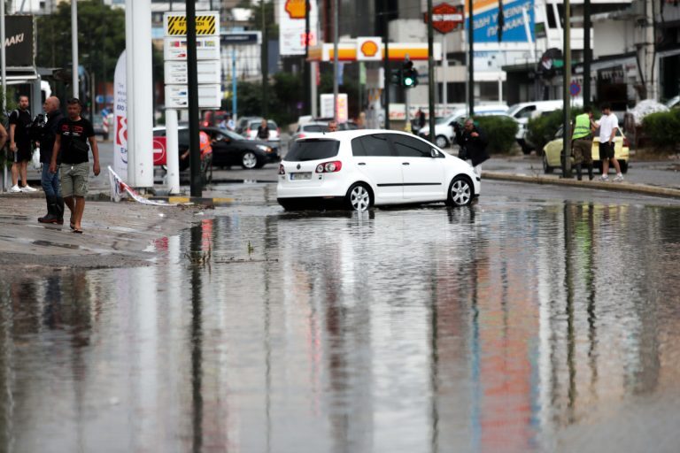 Καιρός – Αττική: Πού έχει διακοπεί η κυκλοφορία λόγω της κακοκαιρίας
