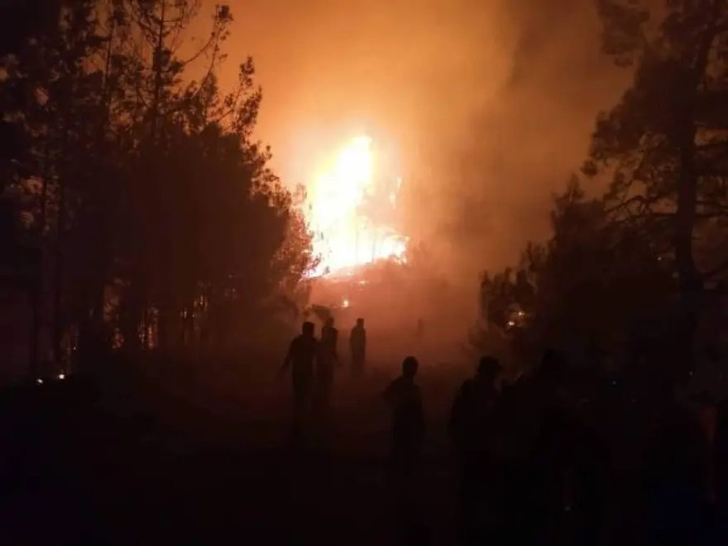Μεγάλη φωτιά στη Θάσο: Πληροφορίες για τραυματία πυροσβέστη