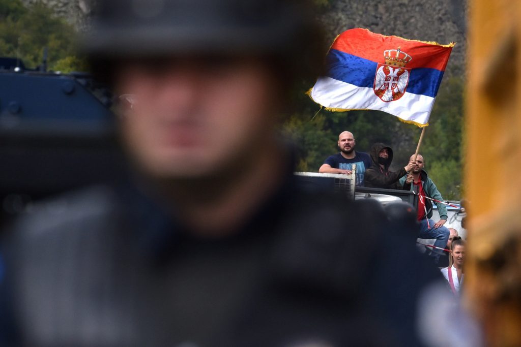 Κόσοβο: Ψυχραιμία και από τις δύο πλευρές ζητά η ΕΕ – Οι Σέρβοι απομακρύνουν τα οδοφράγματα