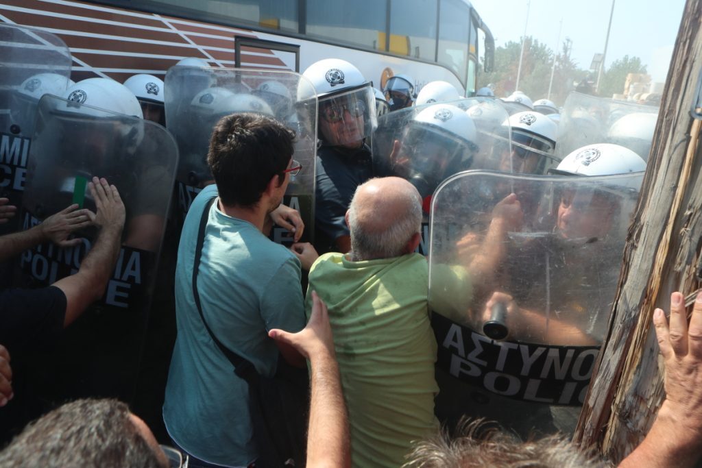 Επεισόδια στη «Μαλαματίνα»: Συλλήψεις και τραυματισμοί αστυνομικών