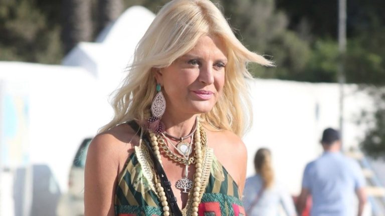Με μπικίνι γεμάτο πούλιες και λεοπάρ κιμονό – Αρετουσάριστη φωτογραφία της Μαρίνας Πατούλη στη θάλασσα