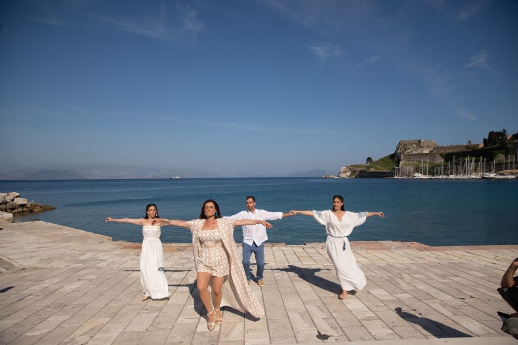Μαριάννα Μασάδη: Το τραγούδι «Kalinichta» κατακτά την κορυφή των μουσικών chat της Γερμανίας [βίντεο]