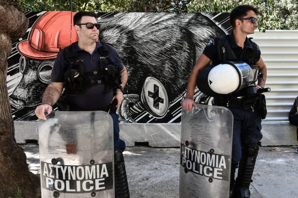 Εξάρχεια: 19 προσαγωγές από τον λόφο του Στρέφη για φραστική επίθεση σε τοπογράφους